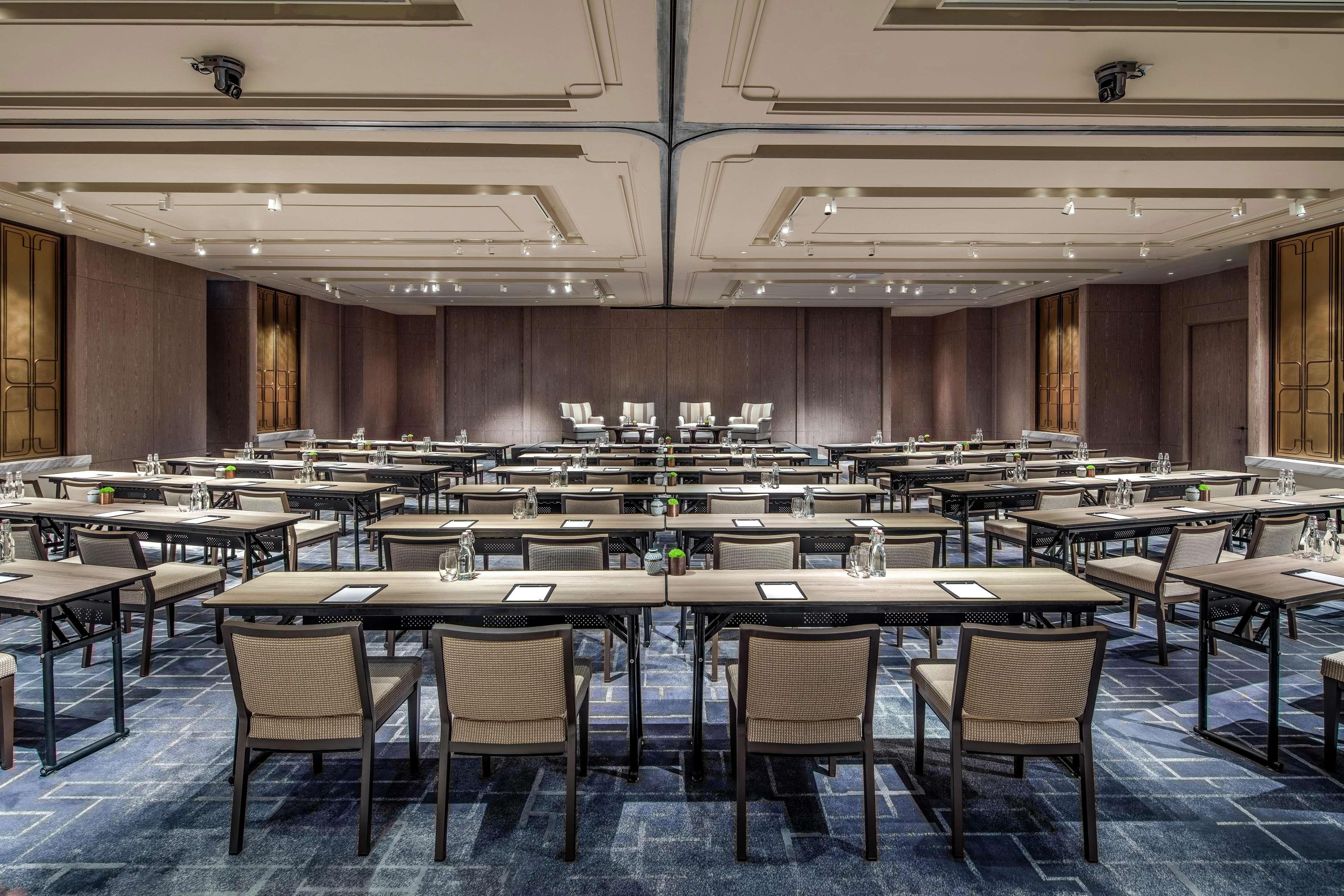 Khách sạn Waldorf Astoria